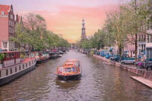 Croisière sur un canal d'Amsterdam
