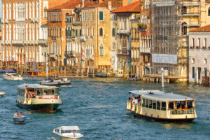Vaporetto à Venise sur le Grand Canal