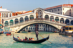 Paseo en góndola por los canales en Venecia
