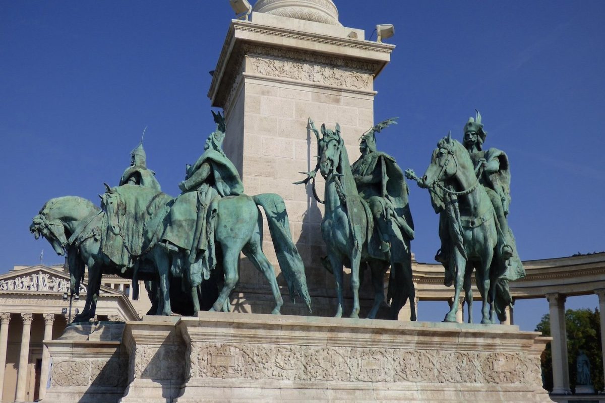 Statues équestres de bronze sur une place